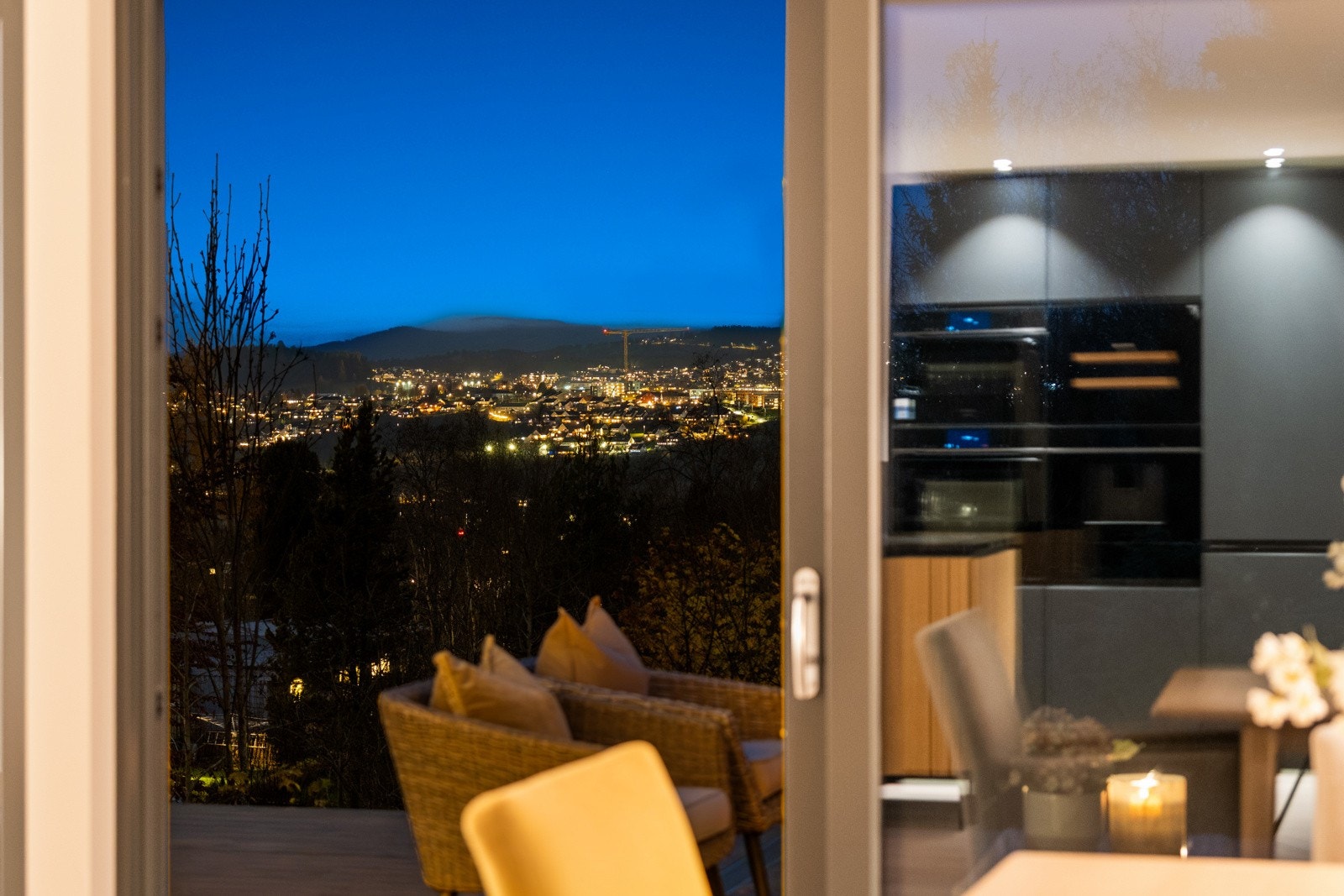 Fra stuen kan man nyte en flott utsikt over byen. Galleribilde