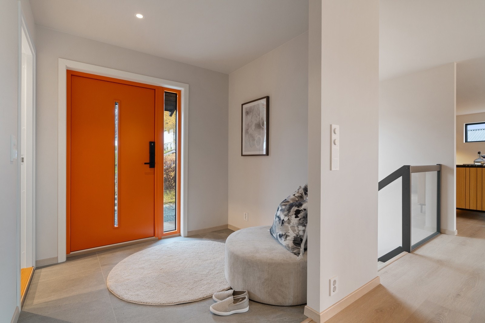 Entréen gir et umiddelbart godt førsteinntrykk med 60x60 fliser fra Viking Bad, behagelig gulvvarme og downlights i himling. Galleribilde