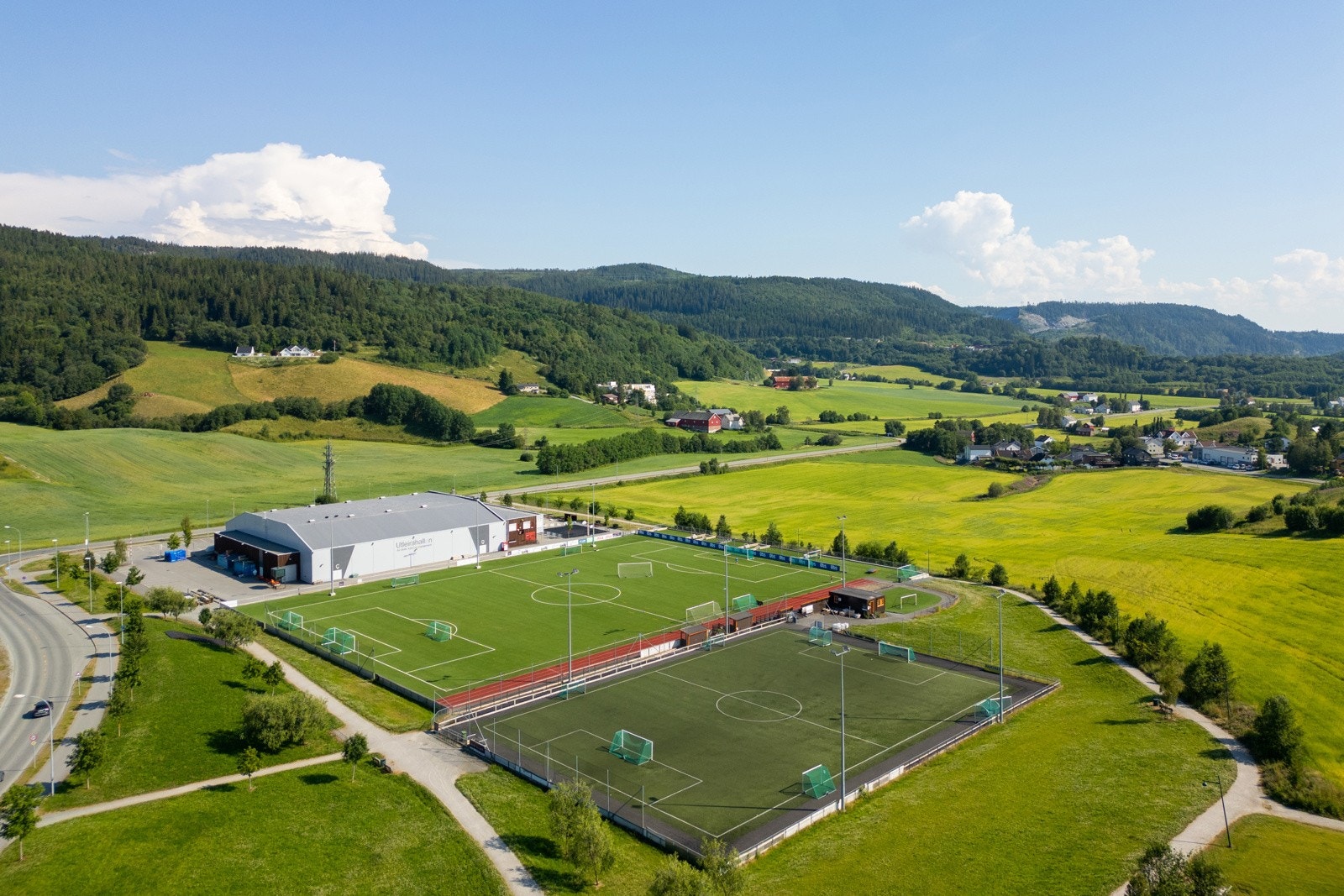 Utleira I.L. har et flott idrettsanlegg, hvor det er to kunstgressbaner og fire løpebaner på 100 meter. Flerbrukshallen tilbyr mange aktiviteter. Galleribilde