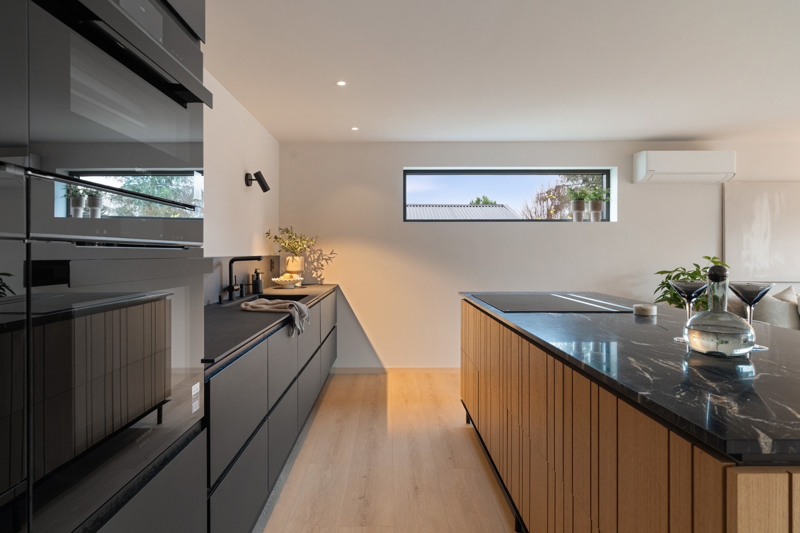 Kjøkkenet har stilrene sorte fronter og har rikelig med både skap- og benkeplass. Det er LED-lys belysning i enkelte skuffer som gir rommet et moderne og funksjonelt uttrykk. Galleribilde