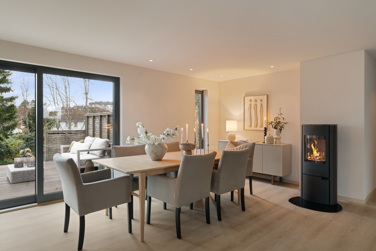 Den naturlige spiseplassen er plassert foran de store vindusflatene, hvor man kan nyte måltider og hyggelige stunder sammen med venner og familie. Galleribilde