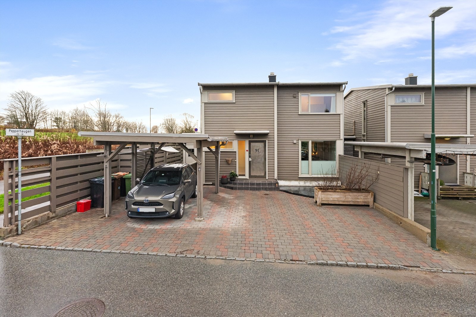 Hellebelagt gårdsrom med carport m/lader og god biloppstillingsplass Galleribilde
