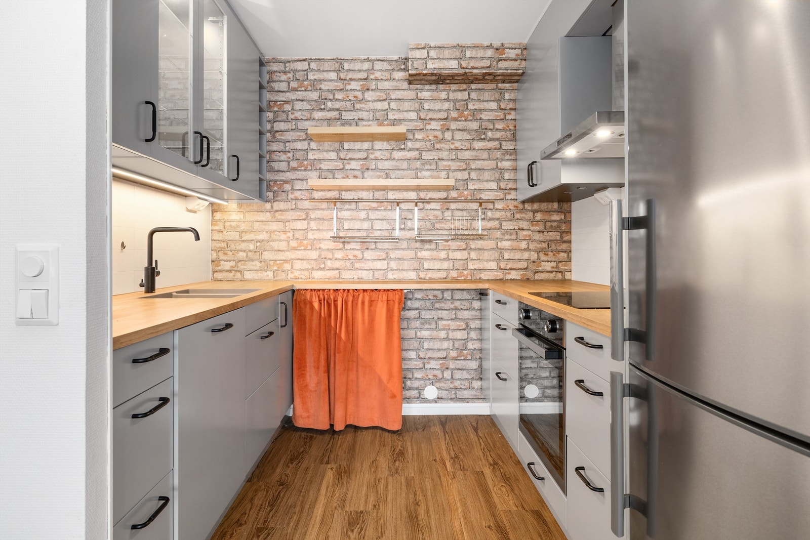 Lys grå fronter og takhøye skap Galleribilde