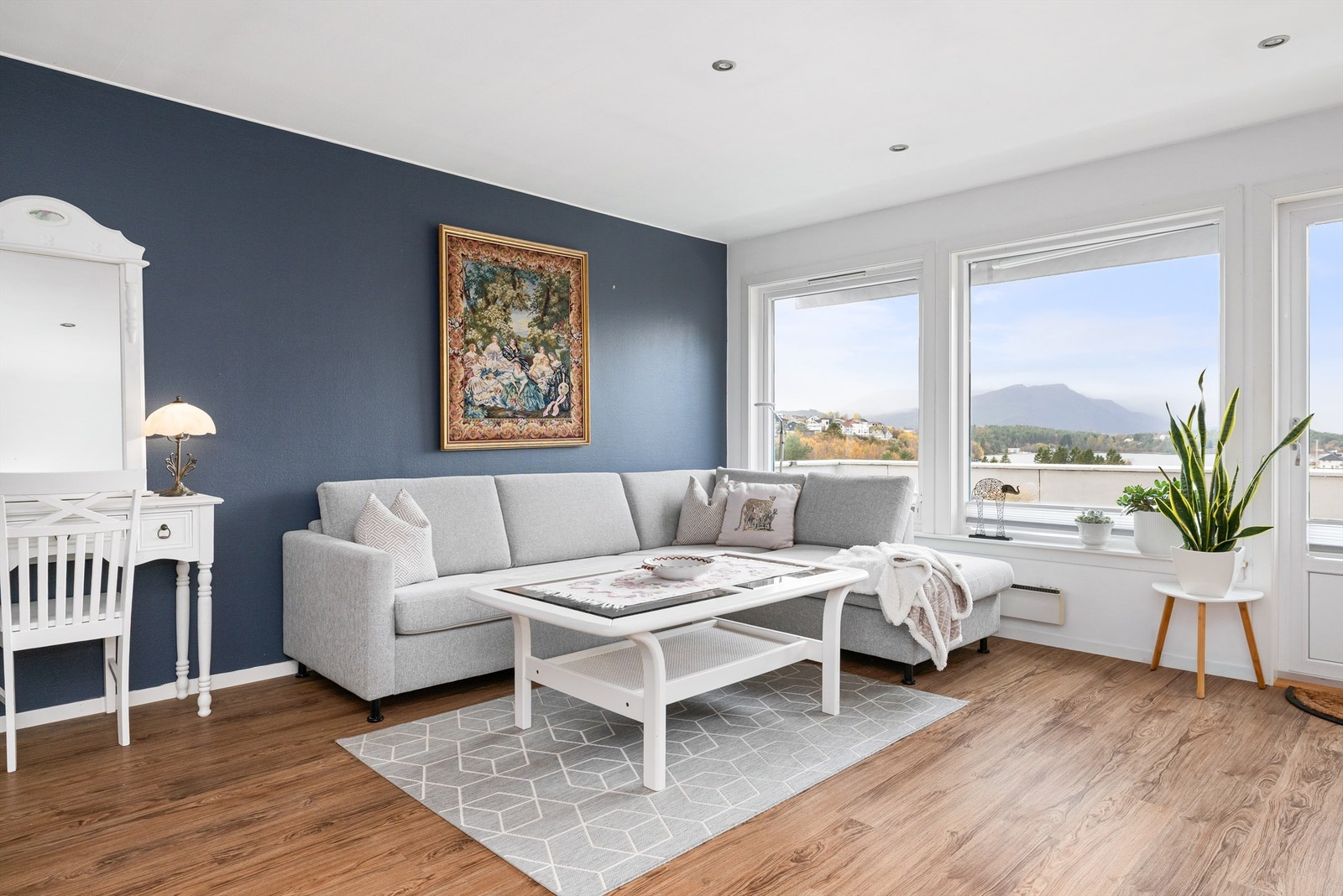 Lys og innbydende stue med store vinduer som gir flott utsikt og naturlig lysinnslipp Galleribilde