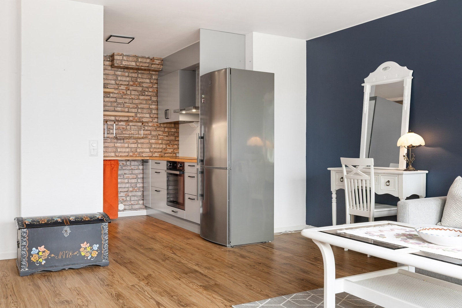 Integrerte hvitevarer er oppvaskmaskin, stekeovn, platetopp Galleribilde