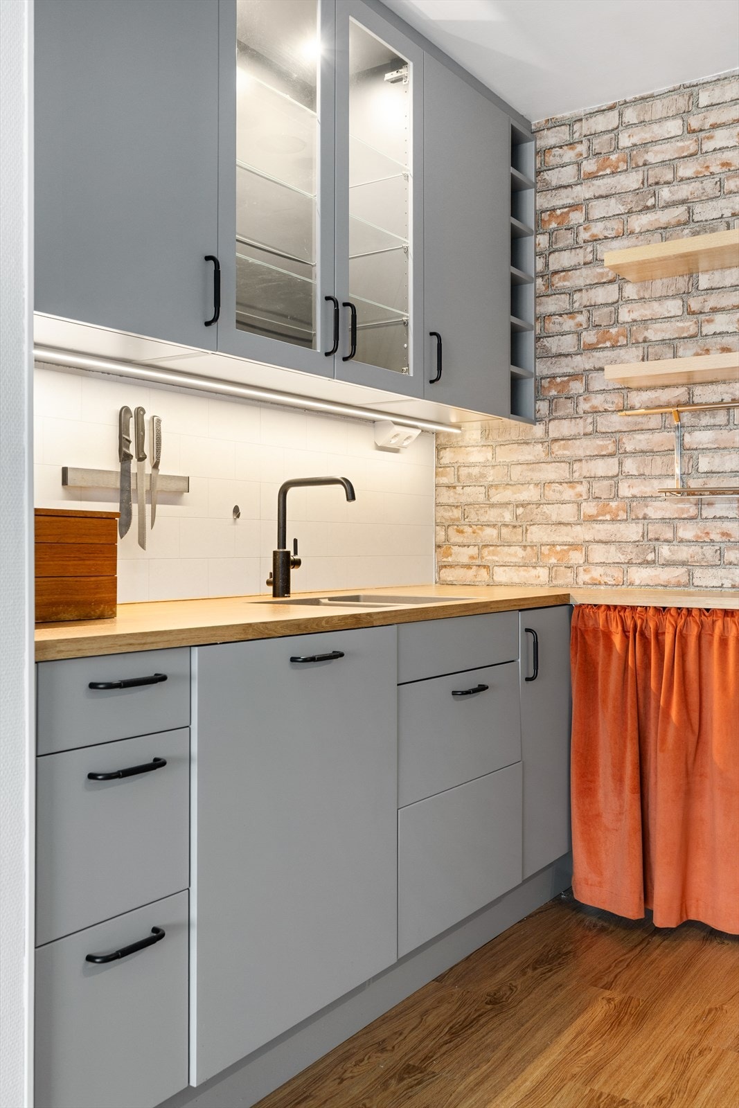 Moderne kjøkken med stilrene detaljer og smart oppbevaring Galleribilde