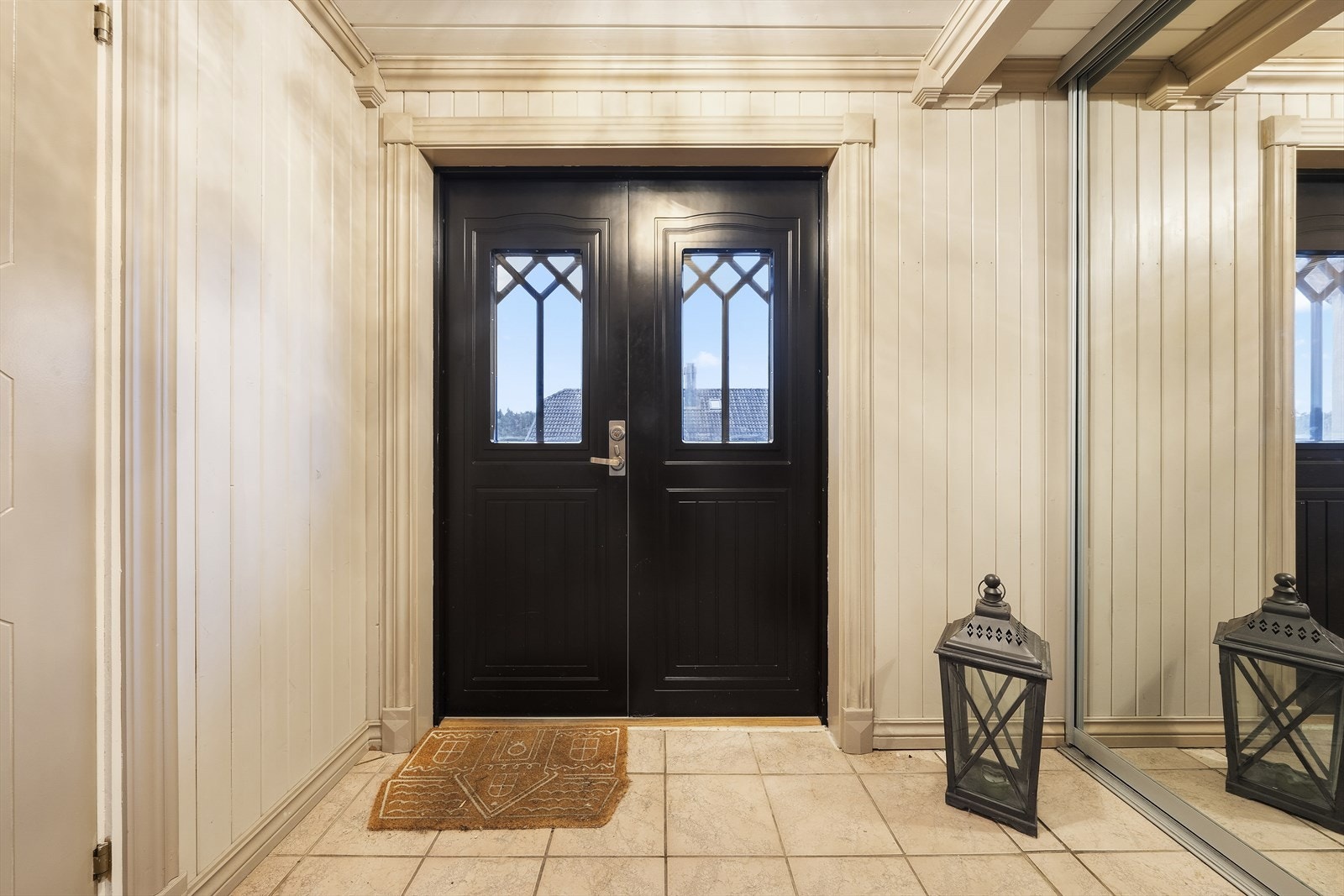 Fra overbygget inngangsparti, trer du inn i entré via dobbel inngangsdør. Romslig skyvedørsgarderobe med speilfronter Galleribilde