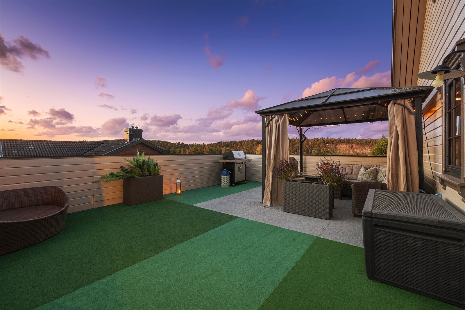 Terrasse med god plass til paviljong og sittegrupper Galleribilde