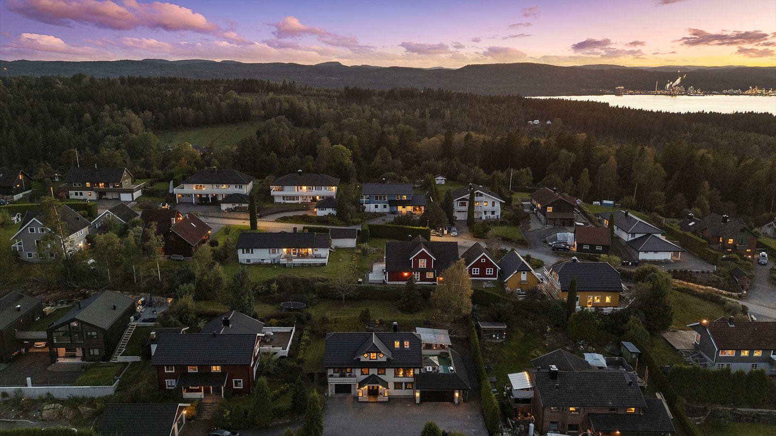 Boligen ligger i et godt etablert, barnevennlig og attraktivt boområde. Galleribilde