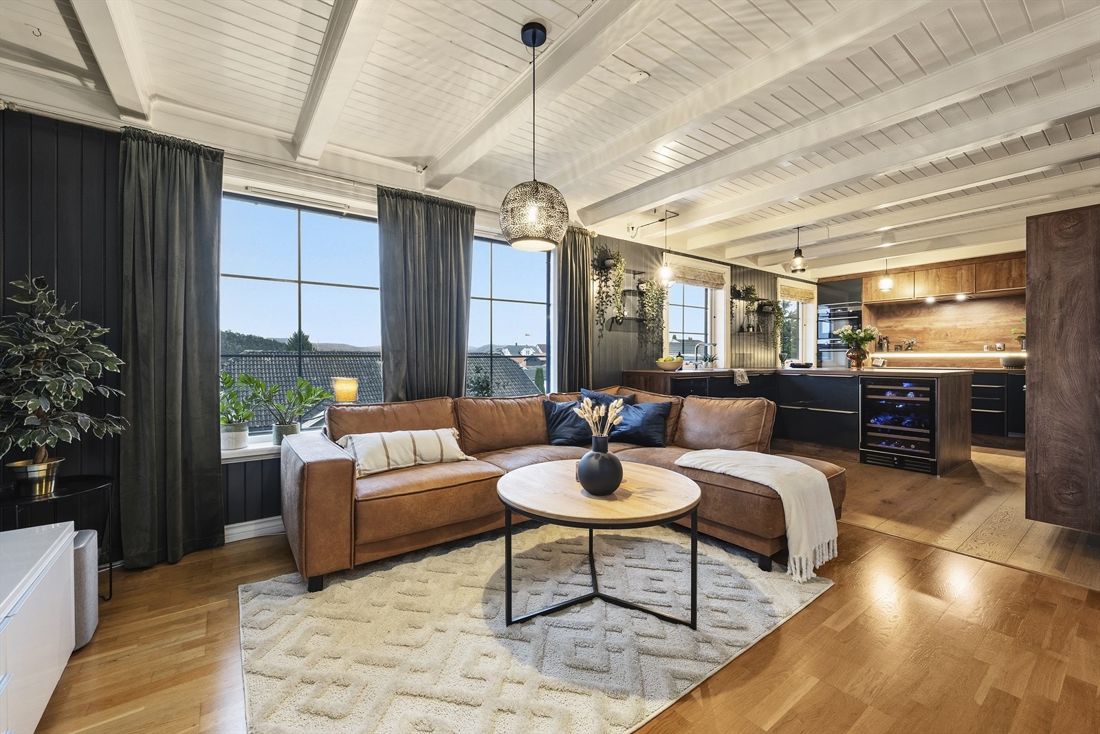 Meget romslig stue med gode vindusflater som slipper inn rikelig med dagslys Galleribilde