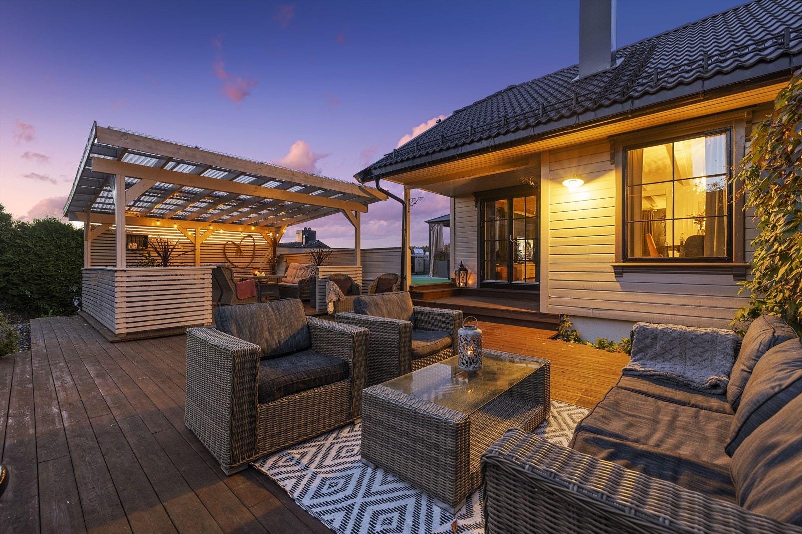 Koselig terrasse med god plass til flere sittegrupper Galleribilde