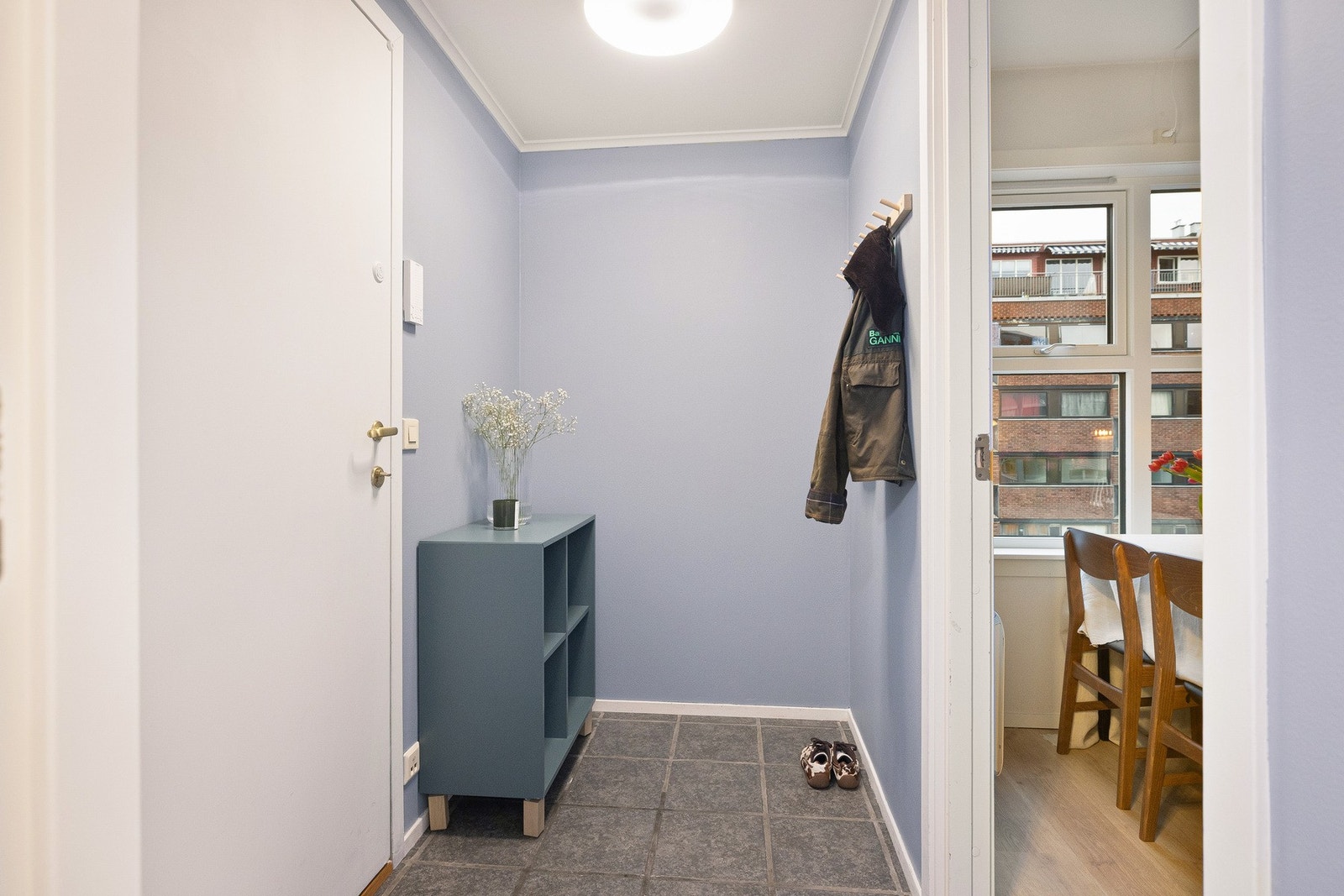 I entréen er det mulighet for å henge fra seg yttertøy. Galleribilde