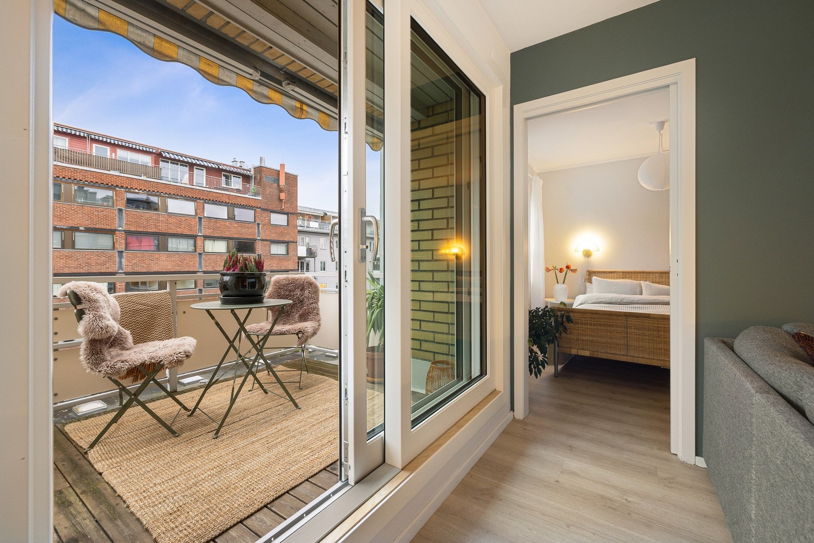 På sommerhalvåret er balkongen en god forlengelse av stuen. Galleribilde