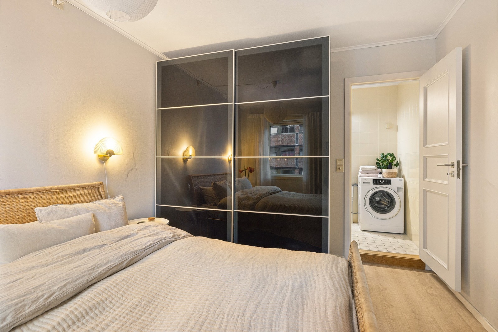 På soverommet står det et stort og praktisk garderobeskap som medfølger ved salg. Herfra har du også adkomst til et romslig ensuite bad. Det er luksus! Galleribilde