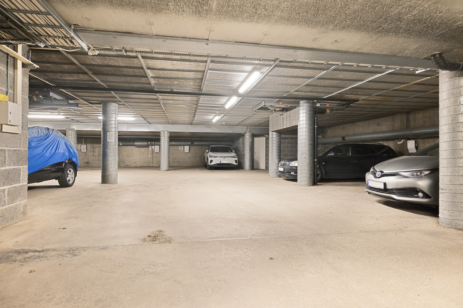 Bygget har egen garasjekjeller. Her er det også sykkelparkering. Galleribilde