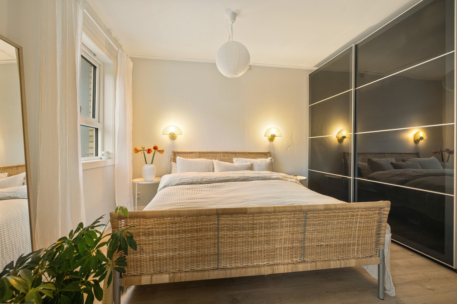 Rommet oppleves som lunt og stille, og er malt i en tidsriktig fargepalett. Galleribilde