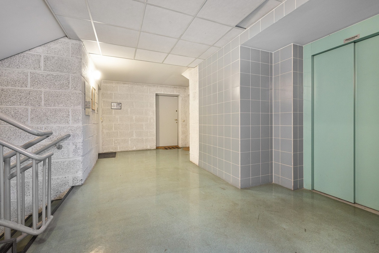 I bygget er det heis. Denne går ned til kjelleren der leilighetens disponible bod ligger med egen inngang. Galleribilde