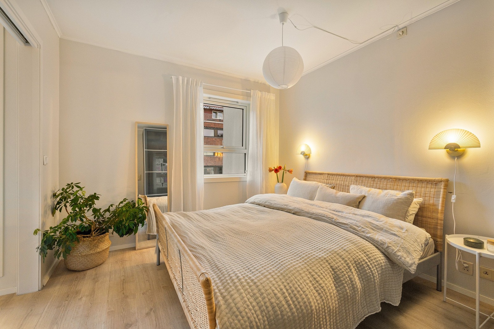 Her har du plass til en stor dobbeltseng, nattbord og oppbevaring. Galleribilde