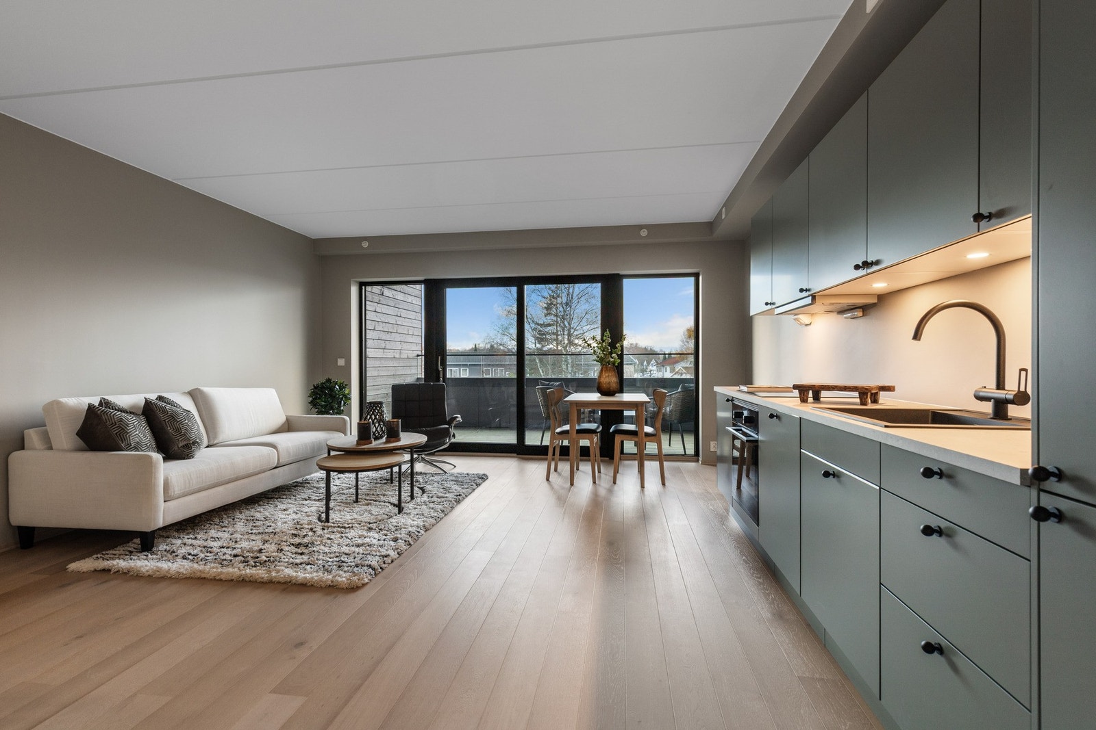 Rommet er gjennomgående lyst og trivelig, med store vindusflater som slipper inn rikelig med dagslys og forsterker rommets luftige preg. Galleribilde