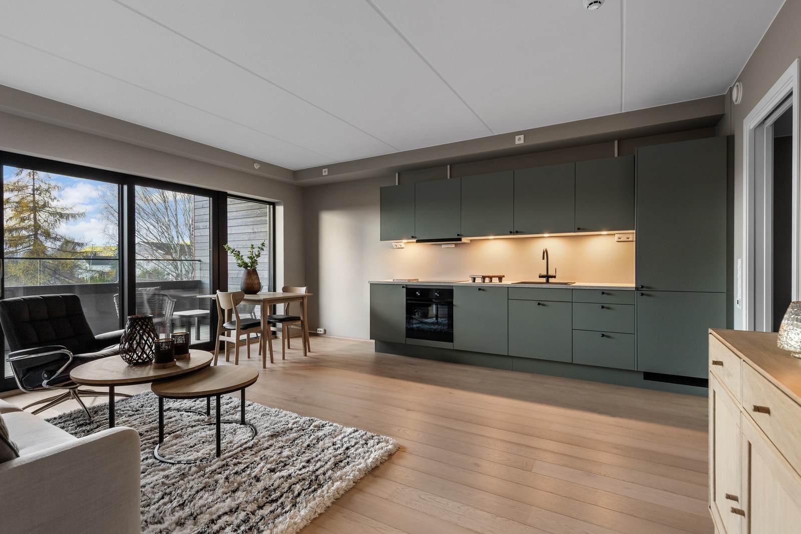 Privatmegleren ved Morten Liavaag har gleden av å presentere denne innflyttningsklare 2-roms leiligheten i Smiehagen med romslig, vestvendt balkong, heisadkomst og sentral beliggenhet. Galleribilde