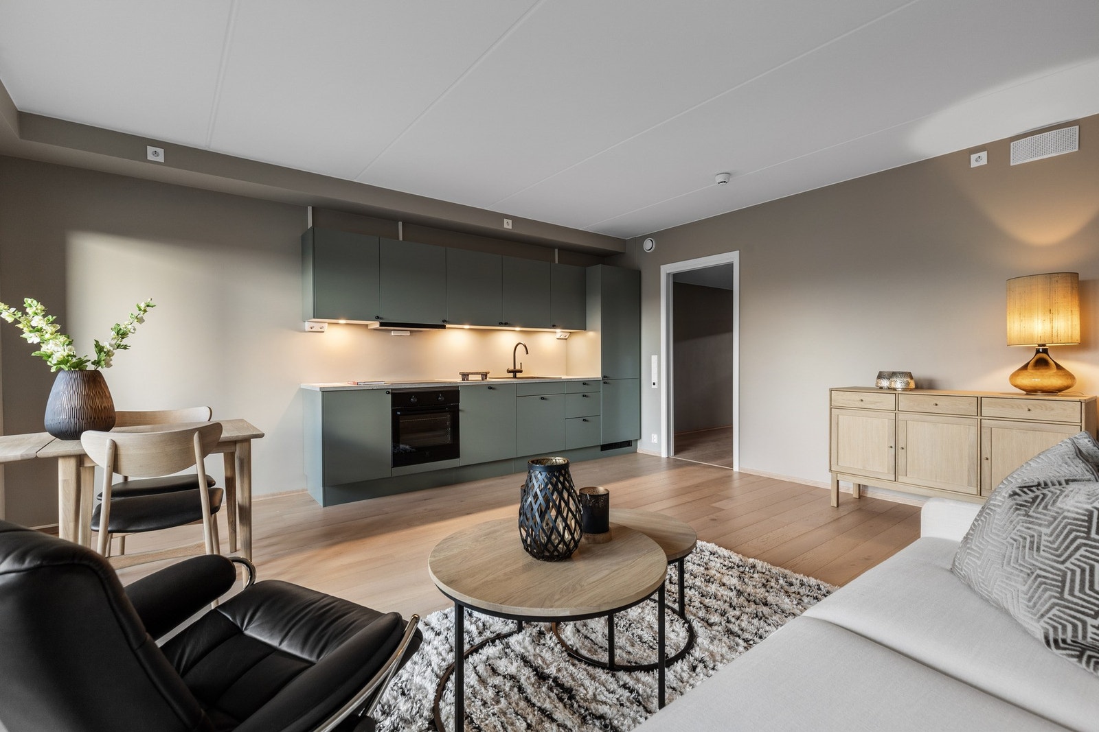 Stue og kjøkken er beliggende i en åpen og sosial løsning som skaper en god romfølelse og gir rommet en naturlig flyt. Galleribilde