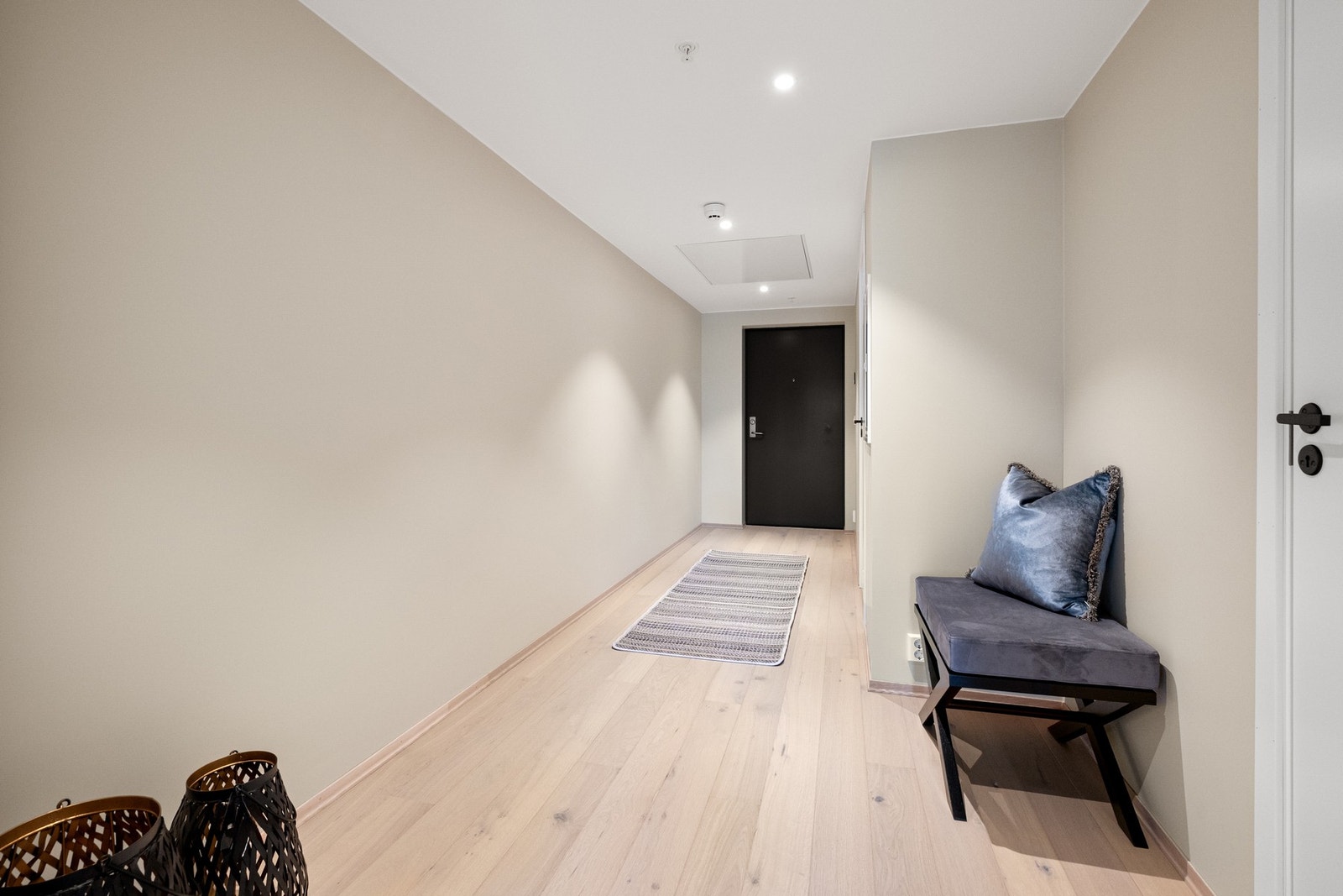 Når du trer inn, møtes du av en lys og innbydende entré med enstavs eikeparkett og delikate, kalkgrå vegger. Galleribilde