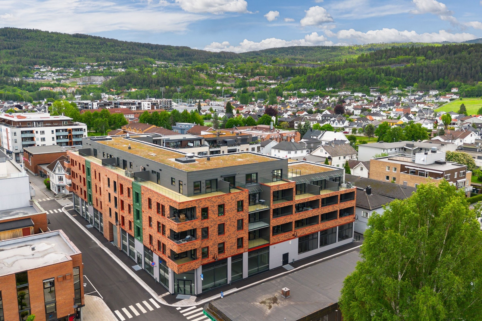 Leiligheten ligger i et populært og barnevennlig område i hjertet av Mjøndalen i Drammen kommune, med Mjøndalen kulturhus som nærmeste nabo. Galleribilde