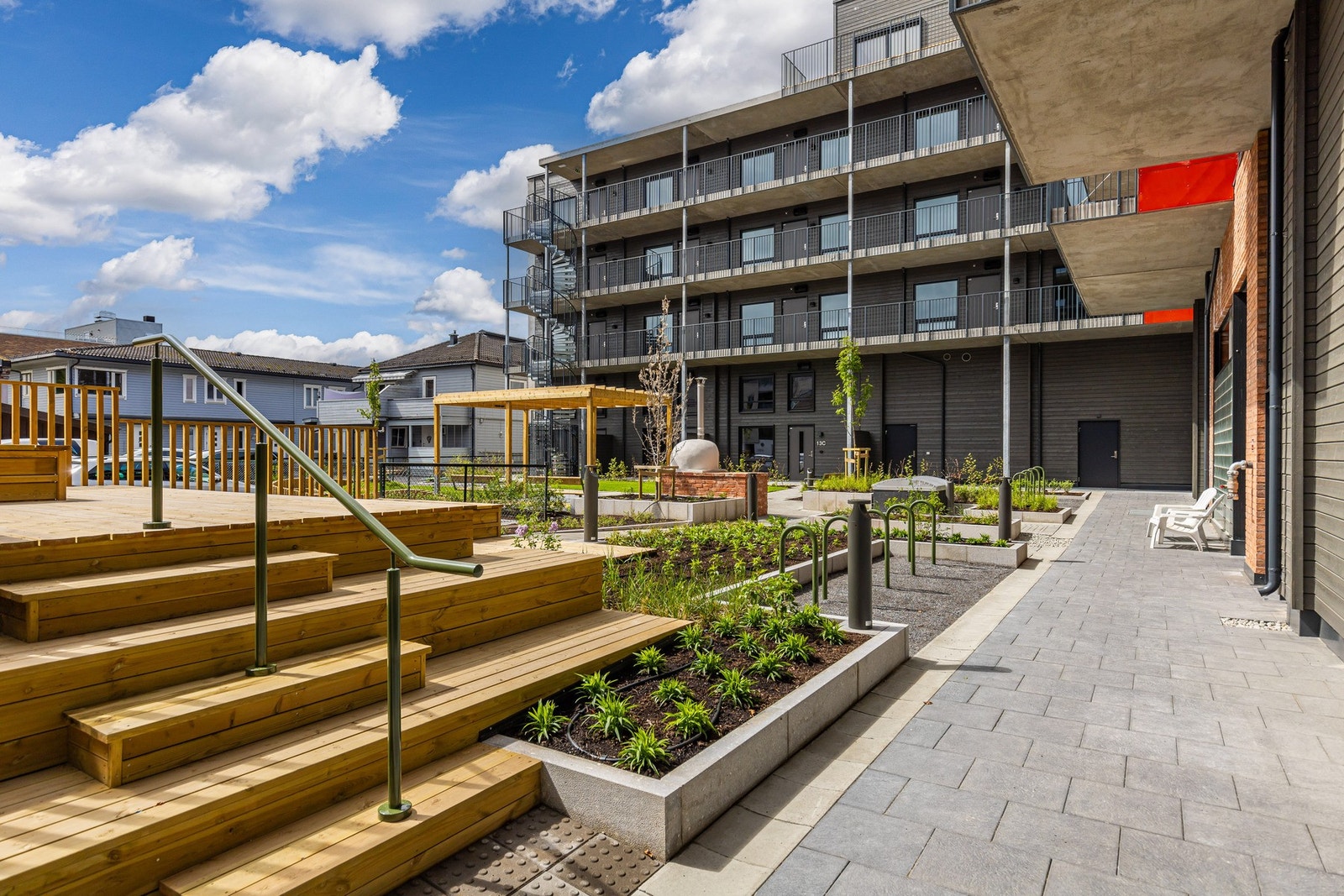 Som et ekstra pluss for beboerne er det satt opp en pizzaovn i bakgården, som gir mulighet for uformelle og smakfulle sammenkomster. Galleribilde