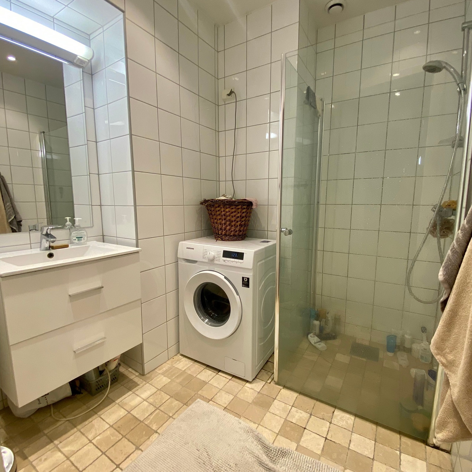 Baderom med vaskemaskin Galleribilde