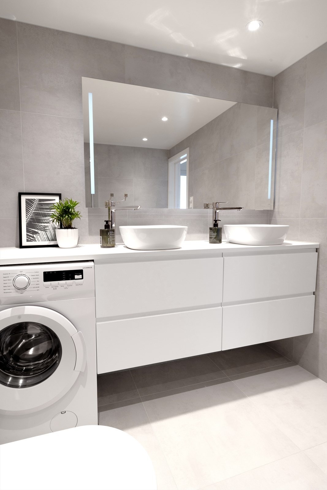 Baderommet er utstyrt med lekker innredning fra Viking bad med to porselensskåler, hvit blank innredning med romslige skuffer. Badet var nytt i 2023 og det foreligger dokumentasjon fra Alfa Bygg og Eiendom som utførte arbeidet Galleribilde