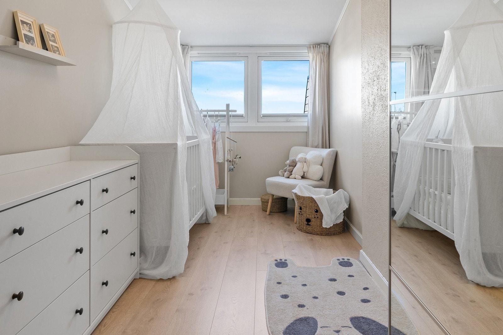 Alle rommene har lyse, slette vegger og lyst laminatgulv, samt plass til garderobeskap. Galleribilde