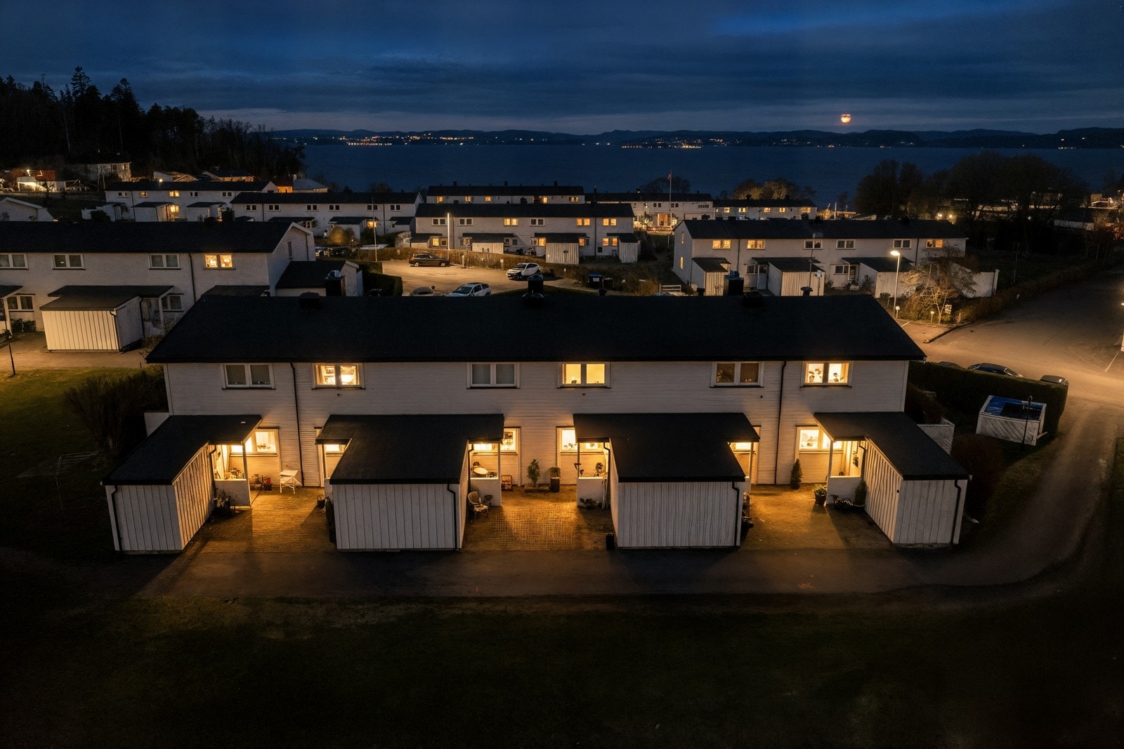 Boligen ligger tilbaketrukket og skjermet, med kort vei til sjøen og flotte turområder. Galleribilde