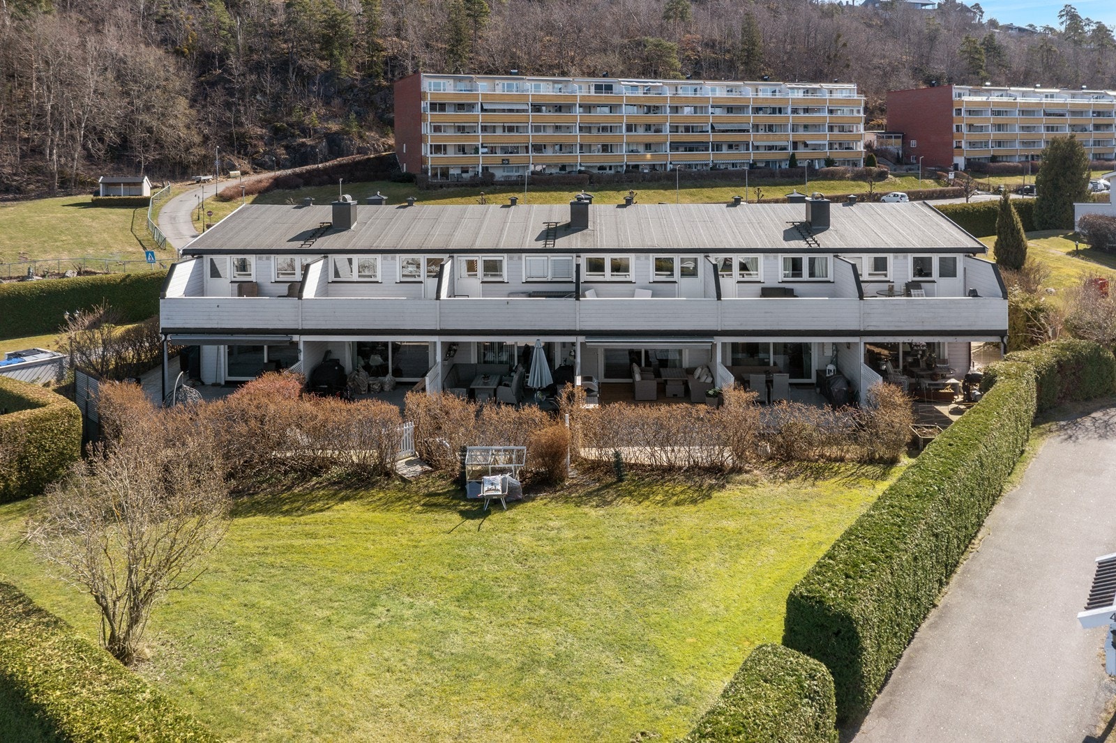 Rekkas egne fellesareal er skjermet med hekk. Refsnes er ellers kjent for sine store og luftige friarealer. Galleribilde