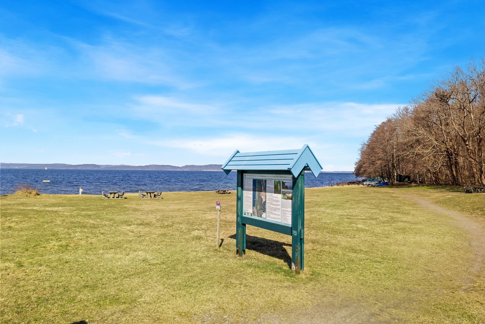 Noen minutter fra boligen, finner du en fin sandstrand, stor gresslette, benker og god plass til lek og aktiviteter. Badeplassen ligger vestvendt med utsikt mot Oslofjorden Galleribilde