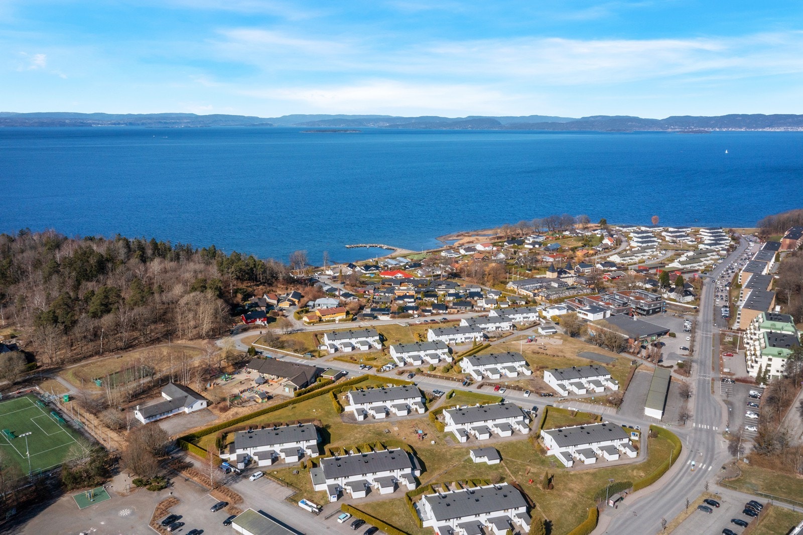 Eiendommen ligger i et sentralt og attraktivt boområde på Refsnes, ca. 3,5 km fra Moss sentrum, gangasvstand til sjøen, butikk, skole og barnehage. Galleribilde
