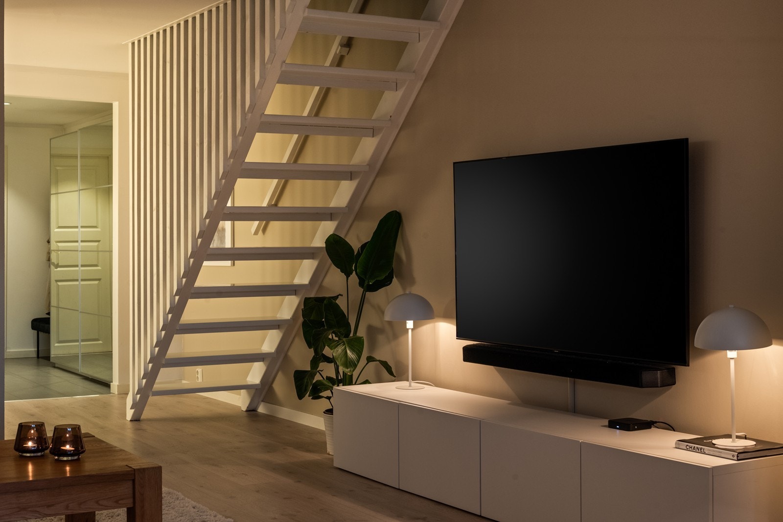 Stilfull stue med mediemøbler - perfekt for filmkvelder, godt skjermet fra dagslyset for optimal bildeopplevelse Galleribilde