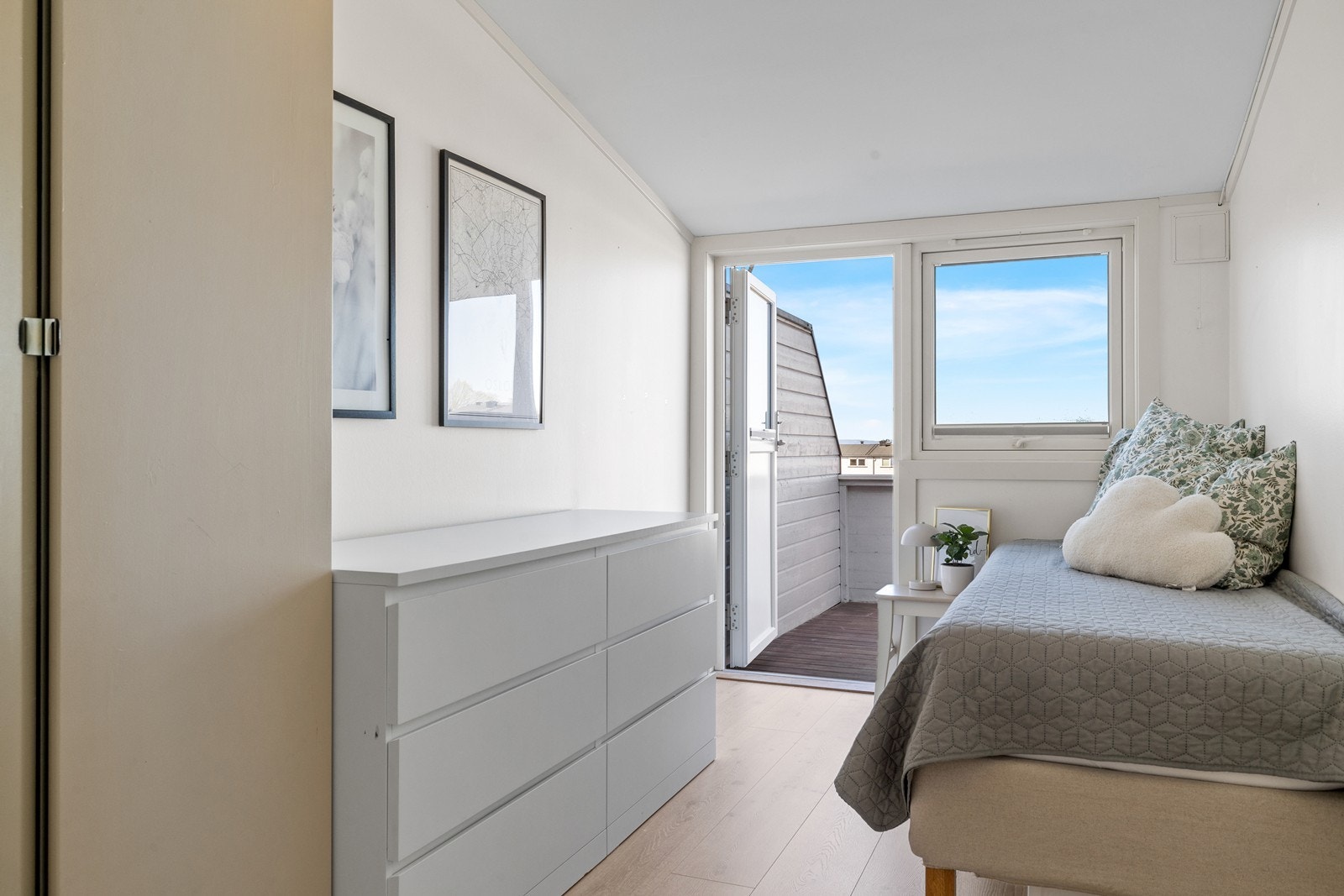 Ett av rommene har utgang til vestvendt veranda. Galleribilde