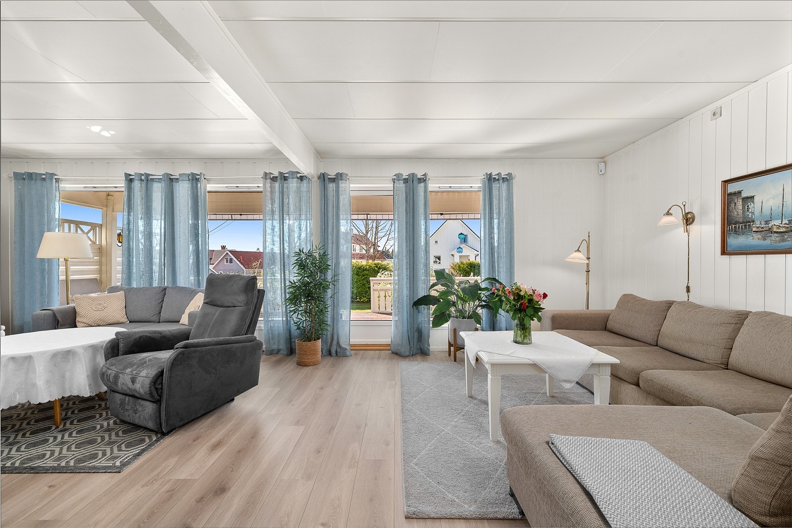 Fra stuen er det utgang til terrasse på ca. 41 kvm, - en naturlig forlengelse av boligen på sommertid Galleribilde