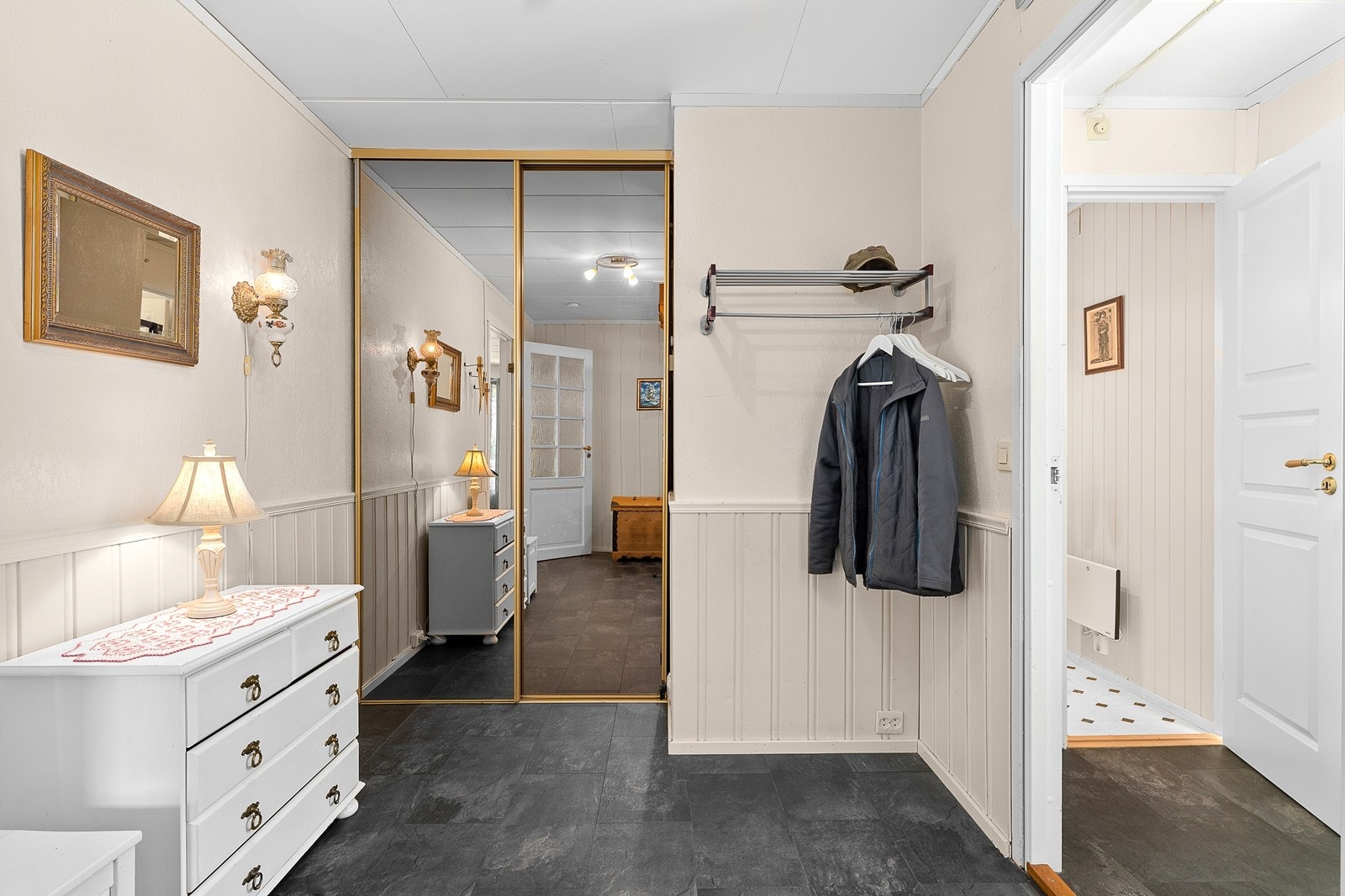 Fra vindfanget er det adkomst til romslig gang. I gangen er det god plass for garderobeskap hvor man kan henge fra seg yttertøy. Galleribilde