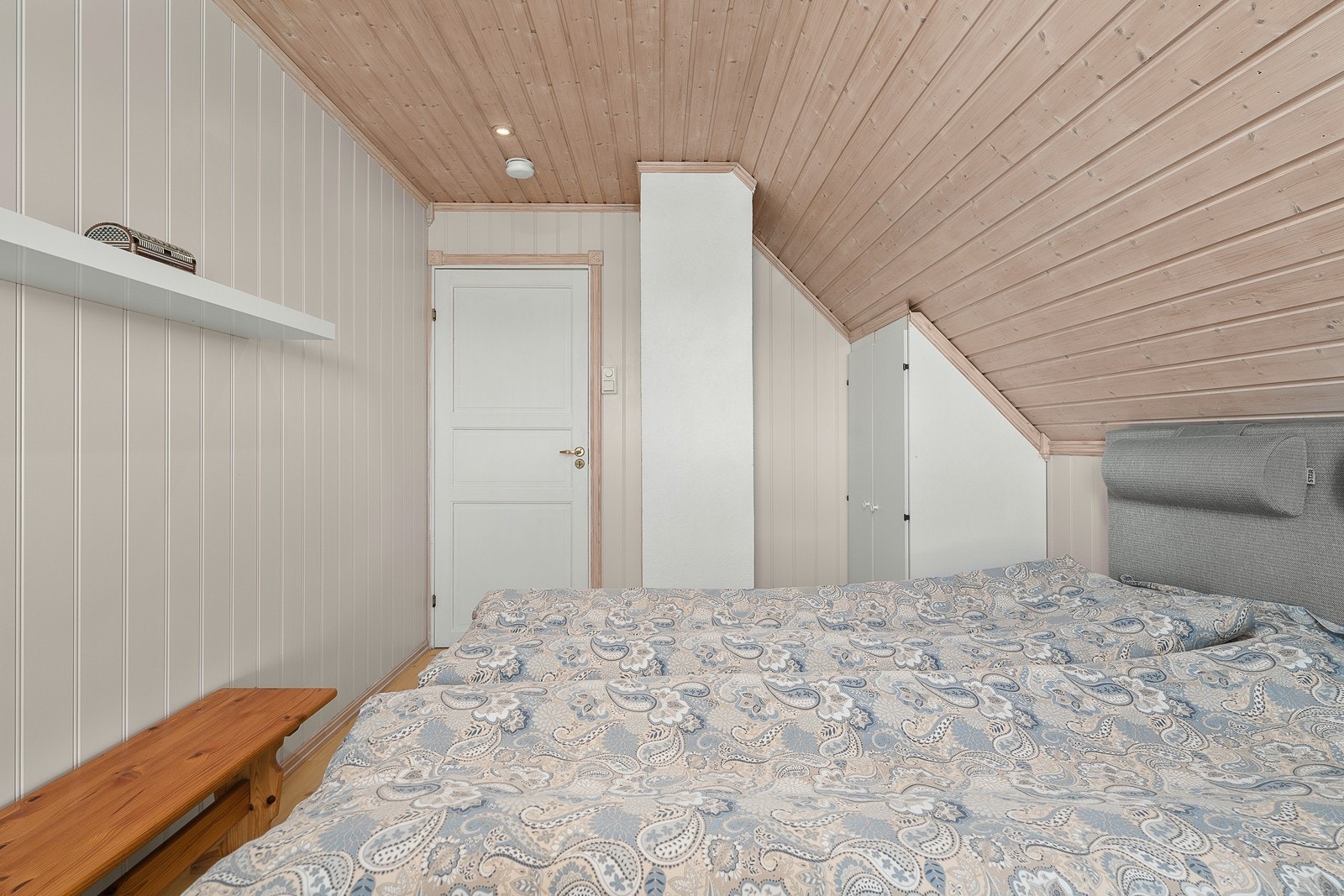 God plass for dobbeltseng. Rommet er utstyrt med plassbygde skap Galleribilde
