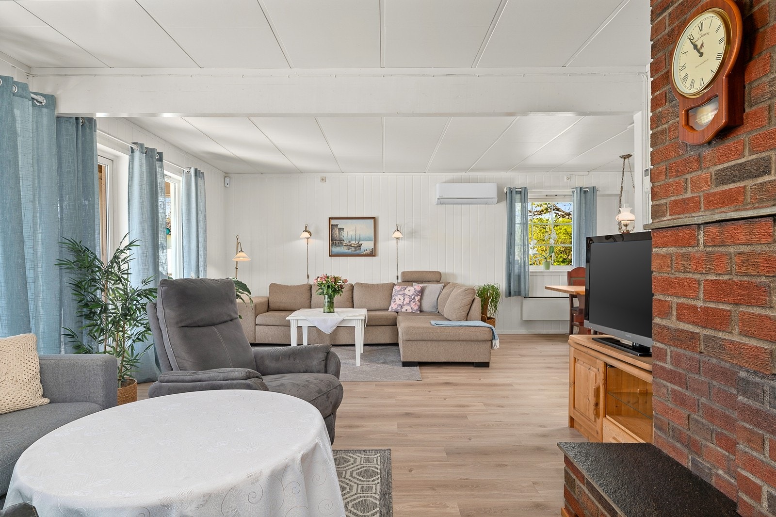 Stuen er i god størrelse med plass for sofa-løsning, spisegruppe og øvrig møblement Galleribilde
