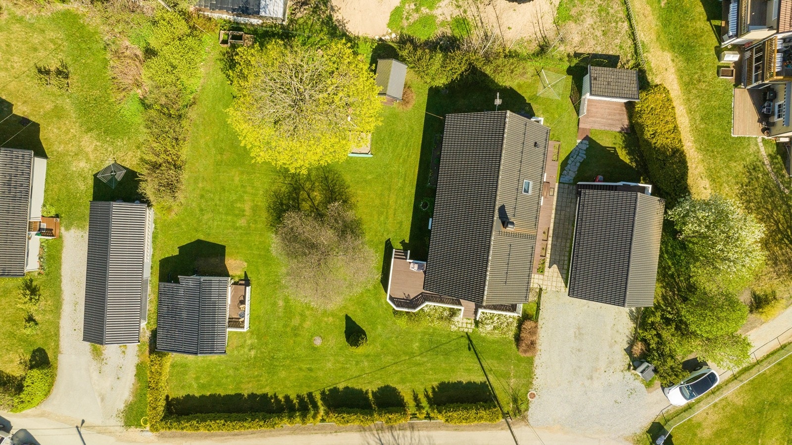 Solrik og velstelt tomt med god boltreplass for hele familien Galleribilde
