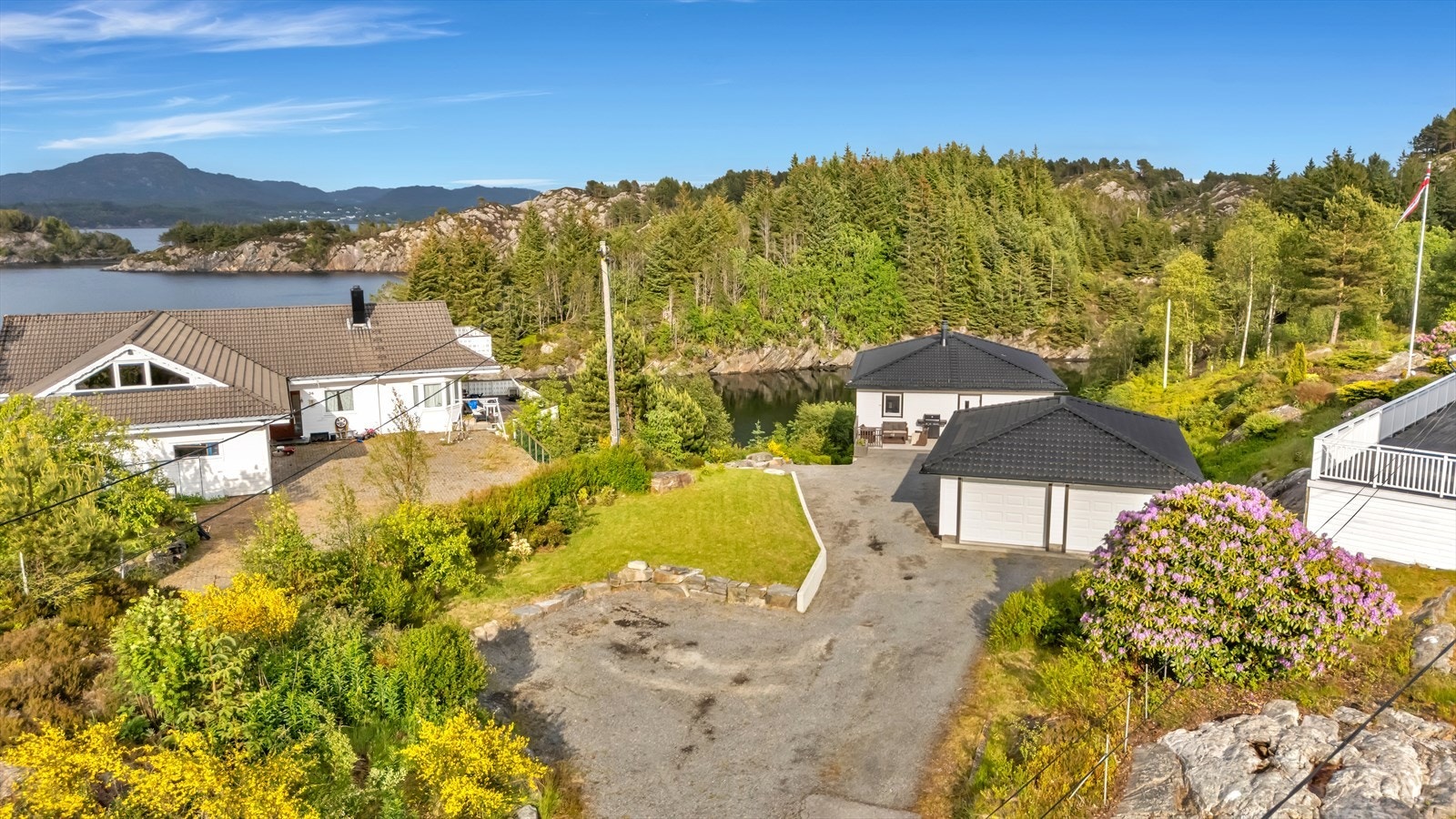 Det er også kort vei til fine turområder som Siglingavatnet rundt som er en av Askøys fineste turløype Galleribilde