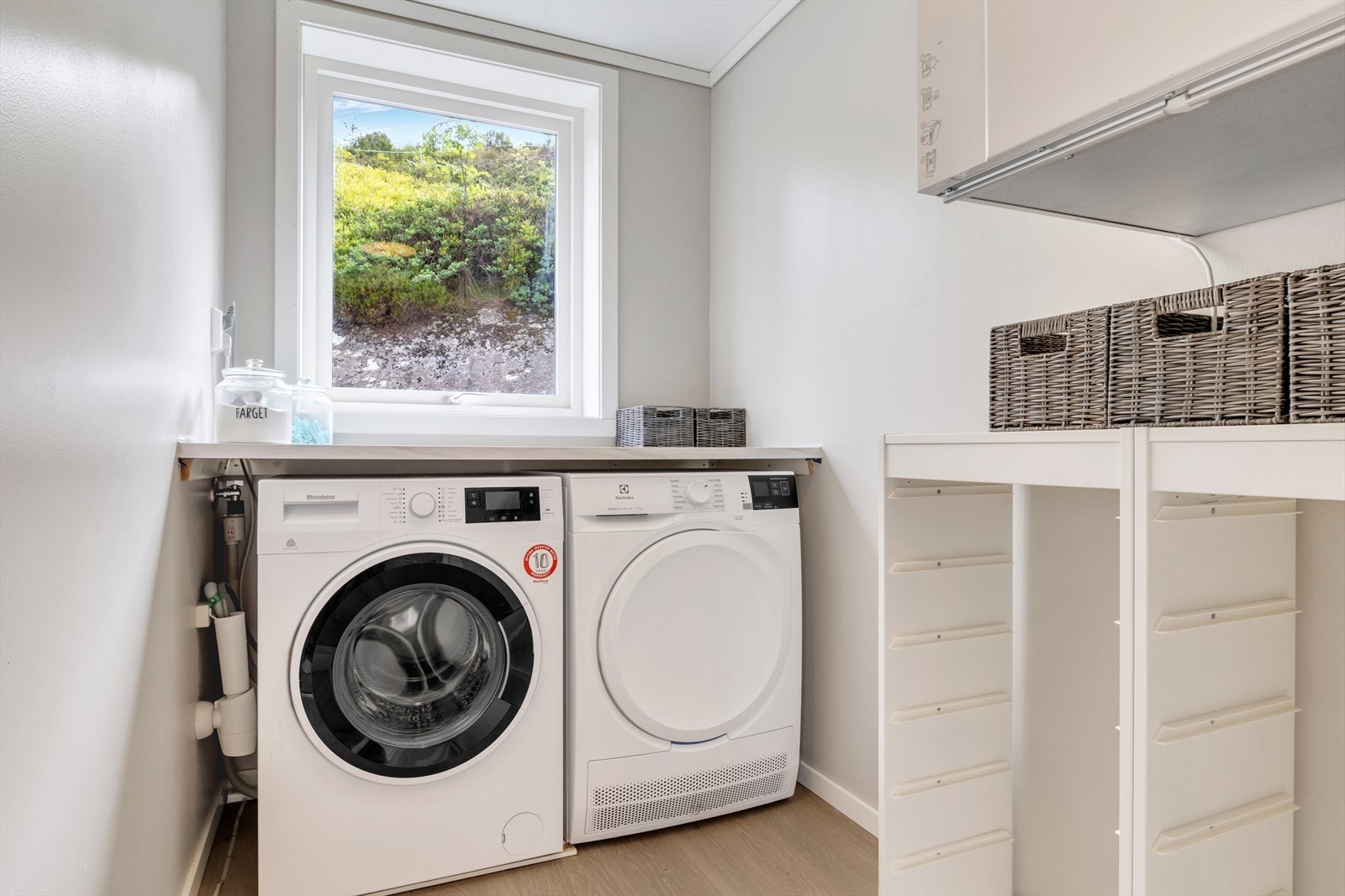 Ett veldig praktisk vaskerom i underetasjen Galleribilde