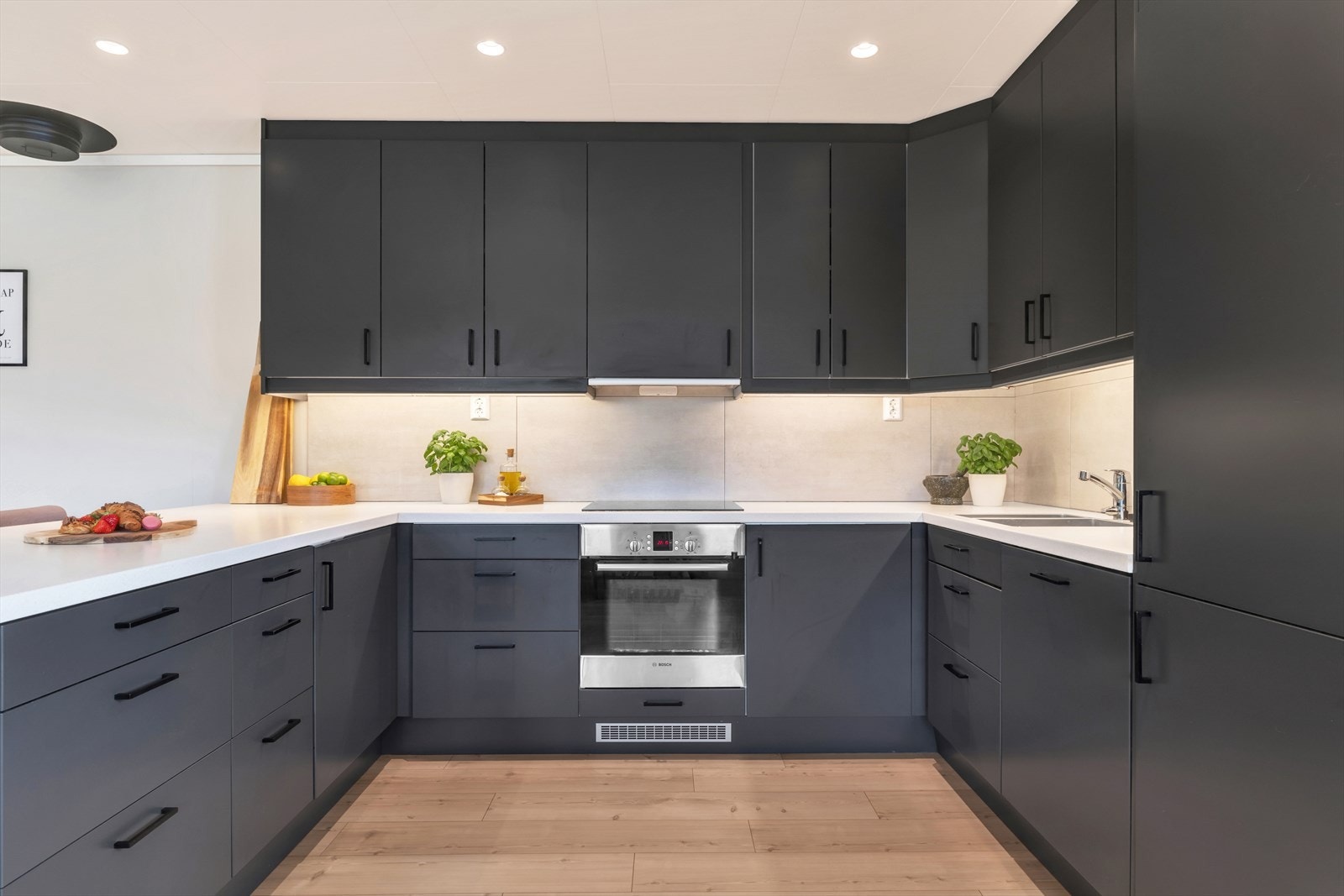 Kjøkkenet har godt med benke- og skapplass. Galleribilde