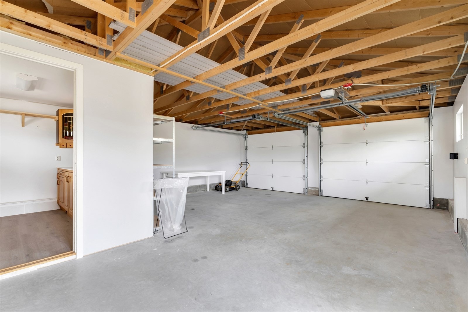 Stor garasje på 41m² kommer også med en bod på 7m² Galleribilde