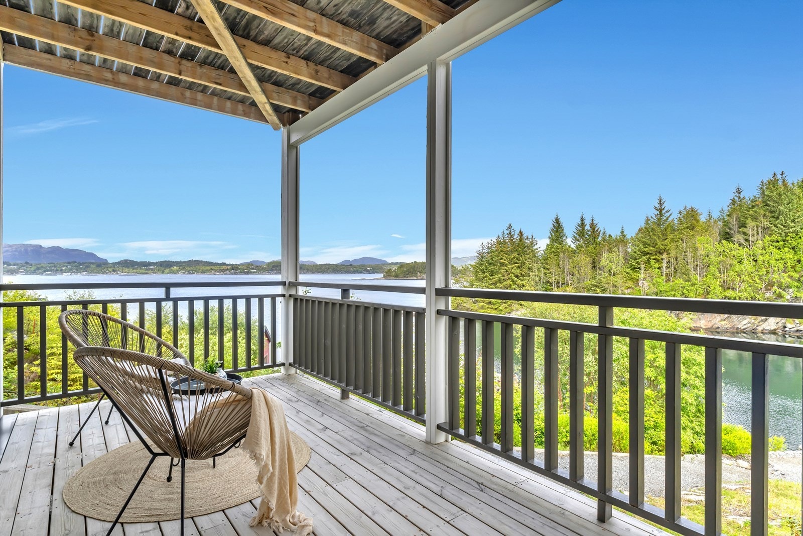 Herlig utsikt mot sjøen fra underetasjen Galleribilde