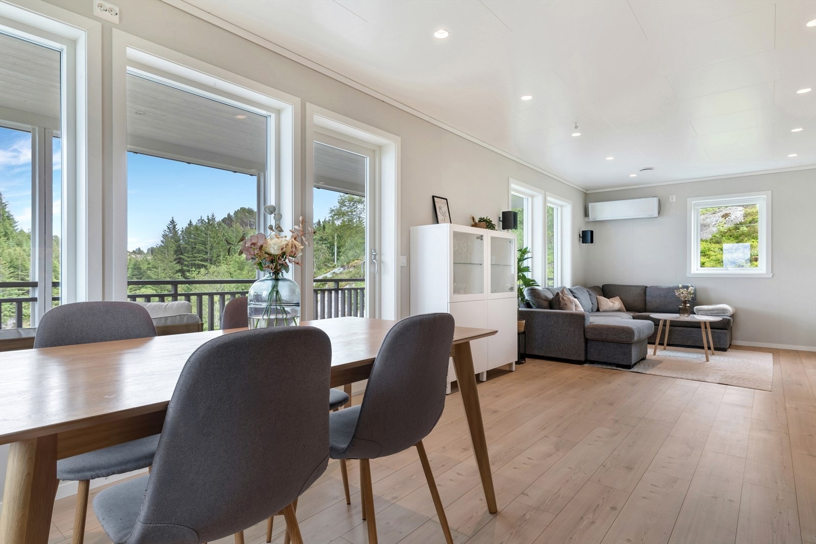 Stuen er natulig fordelt i en tv-stue og en spisestue Galleribilde