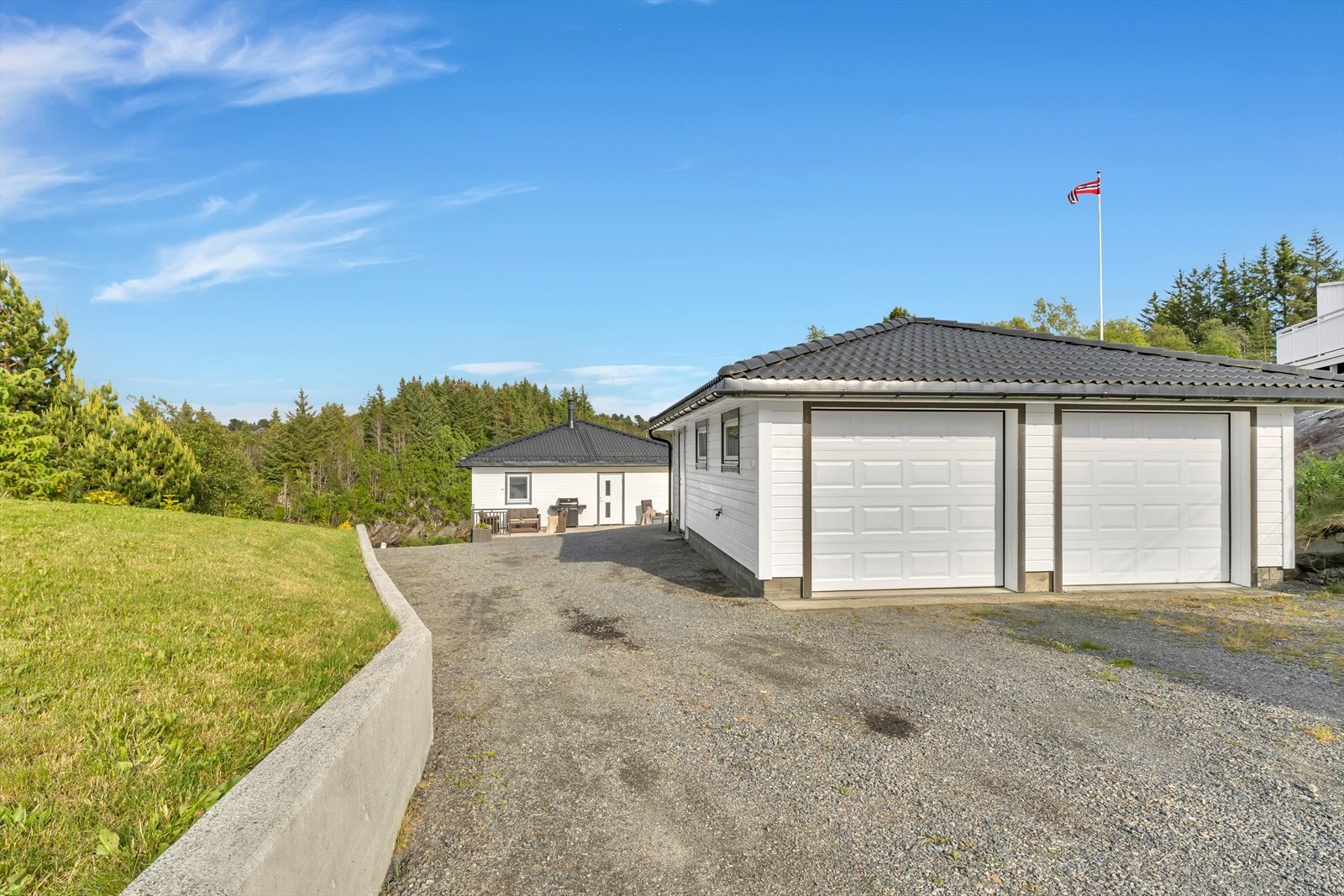 Eiendommen kommer med en dobbelgarasje Galleribilde