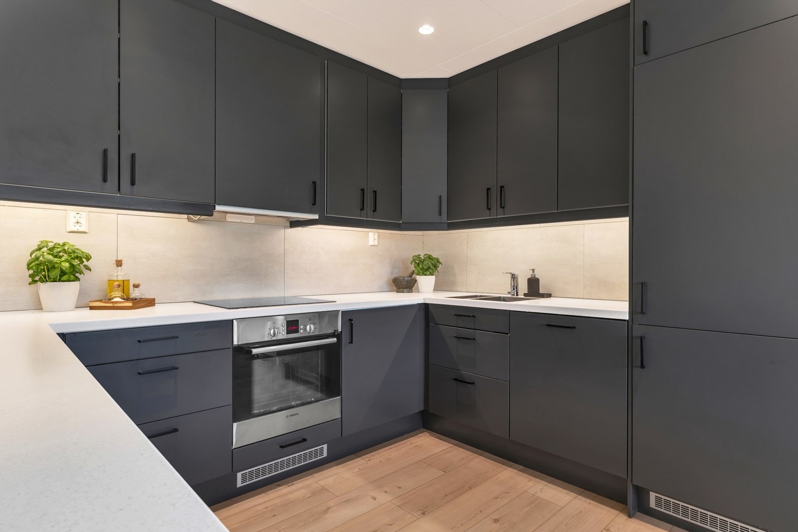 Kjøkkenet er fra 2018 med slette fronter, laminat benkeplate og integrerte hvitevarer Galleribilde